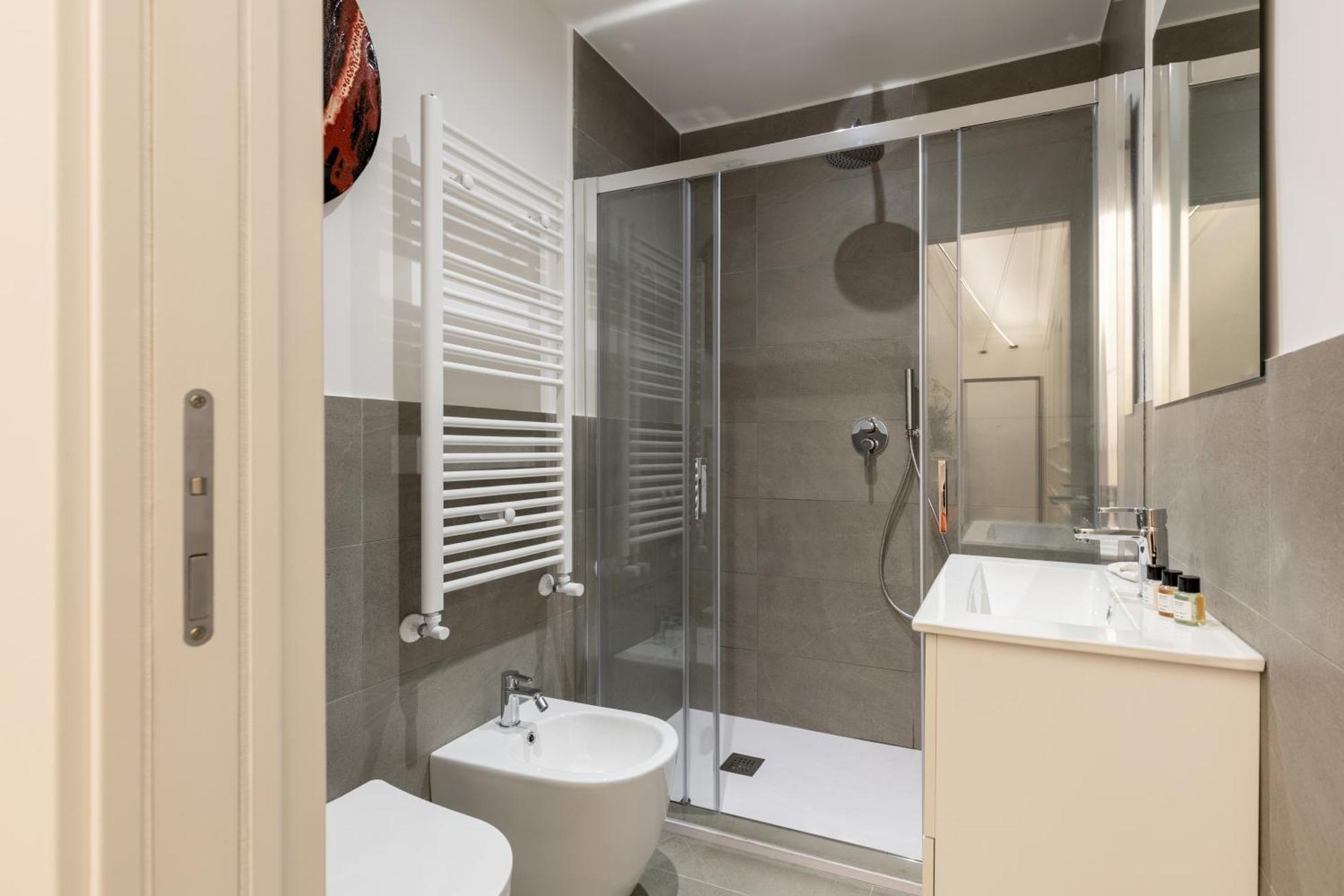Hostly-puccini Luxury Home-near Colosseum & Trevi Apartment *